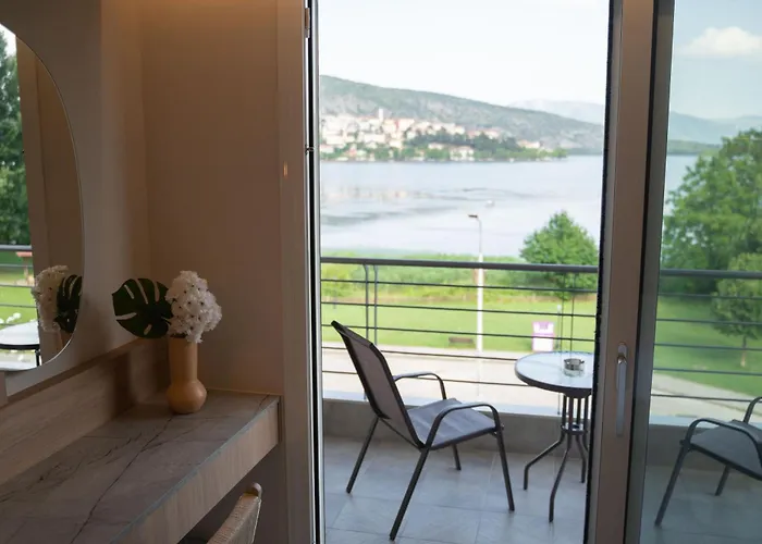 Paralimnio Suites